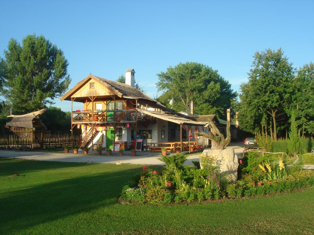 Achilles Park Hotel Győr Buitenkant foto