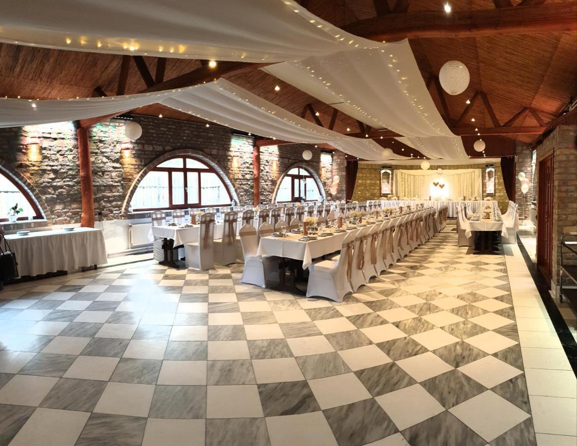 Achilles Park Hotel Győr Buitenkant foto